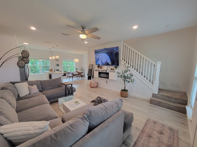 Photo - 652 Helen Ave