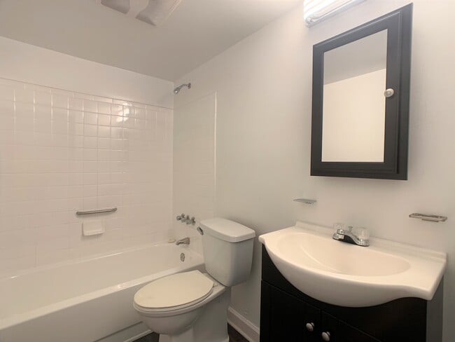 2 BR, 1 BTH - 731 SF