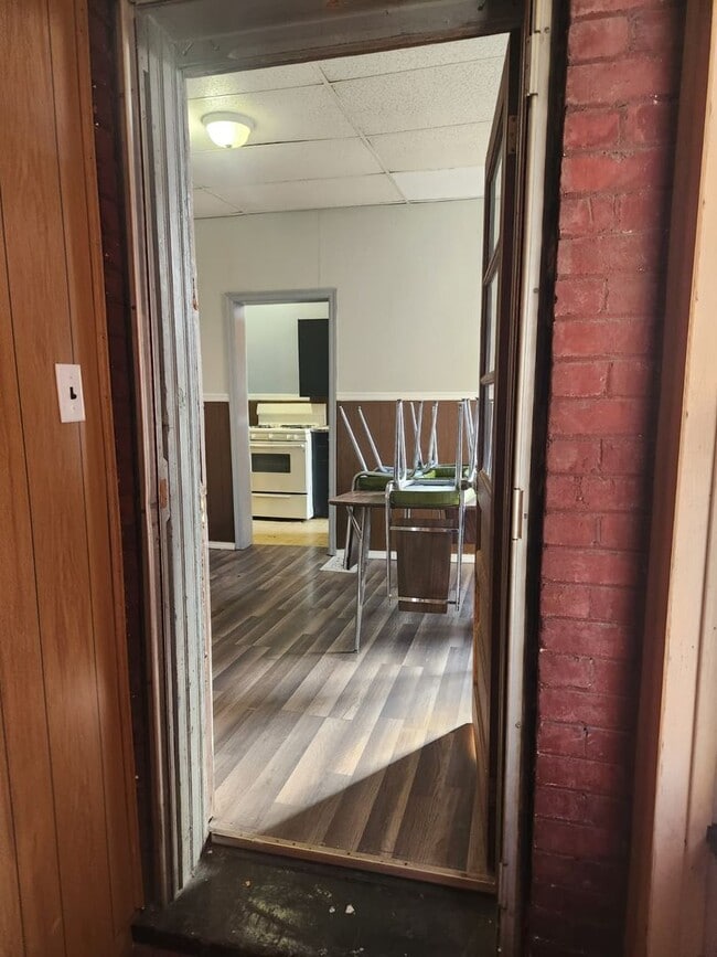 Building Photo - 202 5th Ave Unit 202-1st Fl