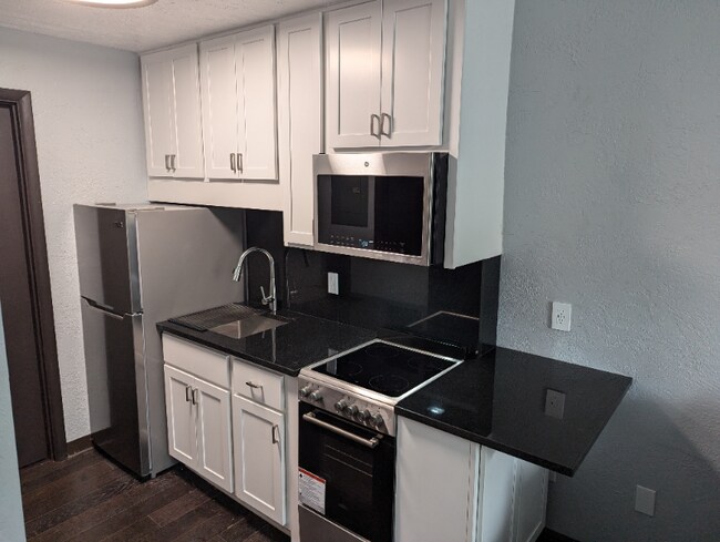 Photo - 5527 Howe St Unit 1