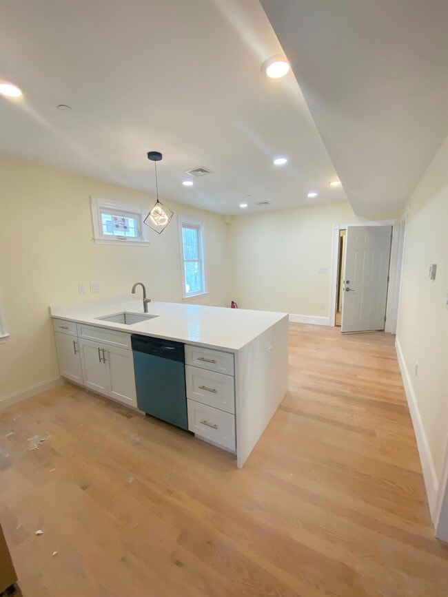 Building Photo - 32 Putnam Ave Unit 2