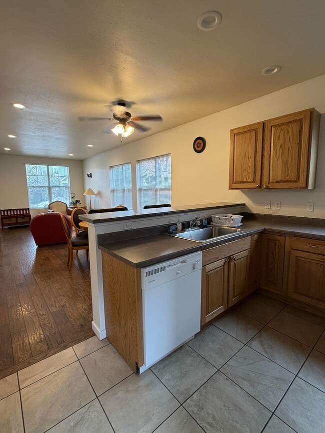 Photo - Furnished 4 Bedroom Townhome in Downtown Carbondale – 6 Month Renta