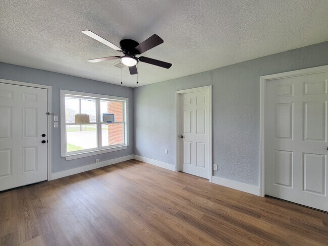 Photo - 4538 Clover St