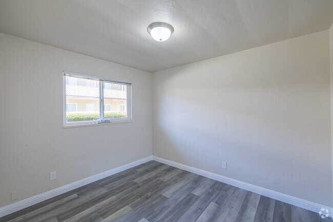 1BR, 1BA - 480 SF - Bedroom