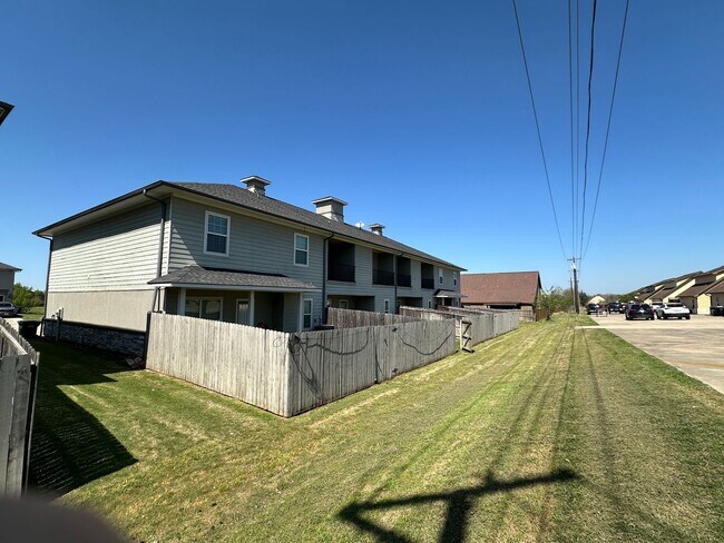 Photo - College Station - 3 Bedroom - 2.5 Bath - 2 car garage - fenced in back yard - Near Rock Prairie