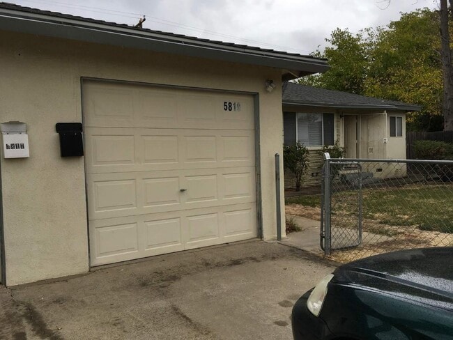 Building Photo - Duplex 2Bedrooms, 1Bathroom. Rental