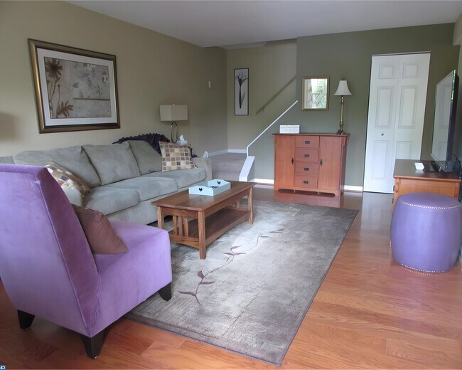 Photo - 221 Arbour Ct