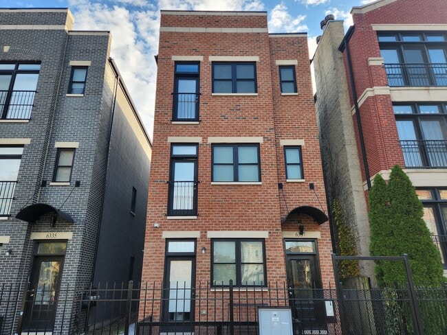 Building Photo - 6337 S Ellis Ave Unit 3