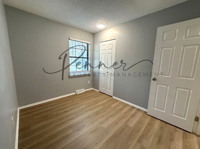 Photo - 805 NW Oxford Dr