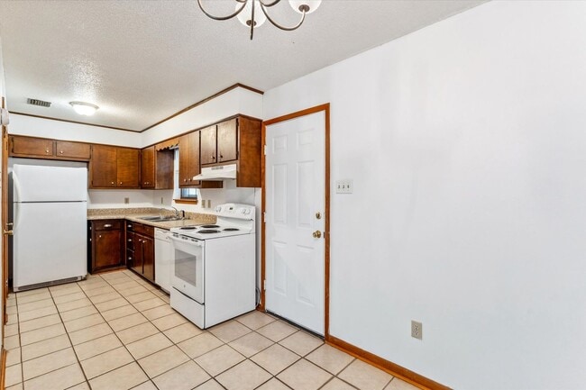 Photo - 504 Farnell Ln