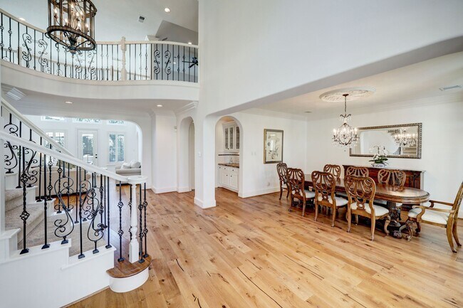 Photo - 1631 Lakeshore Way