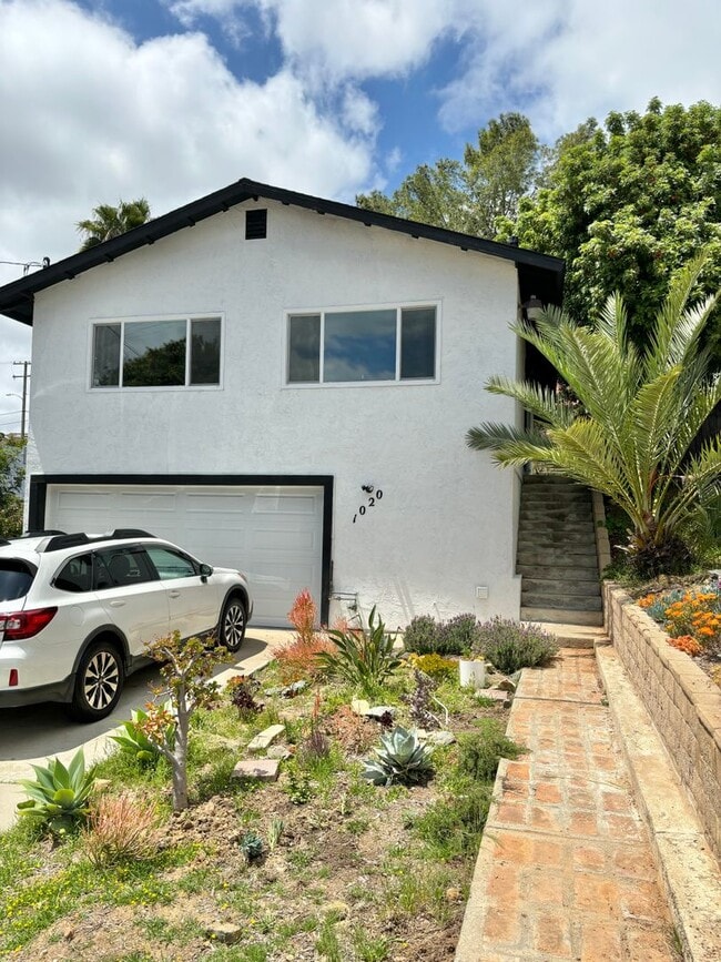 Building Photo - Beautiful House with Forever Views