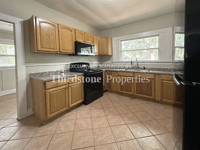 Photo - 920 Alderside St