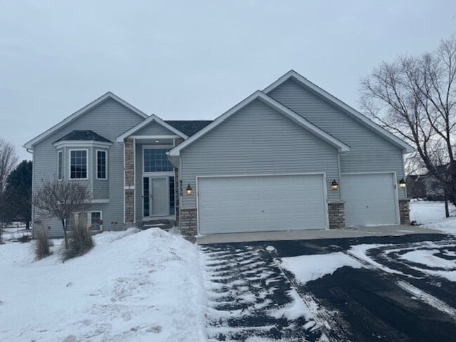 Photo - Gorgeous 6 Bed/3 Bath/3 Garage SFH with Screened in Porch, and Firepit in Minnetrista!