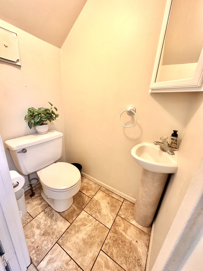 Building Photo - 620 S Franklin St Unit A9