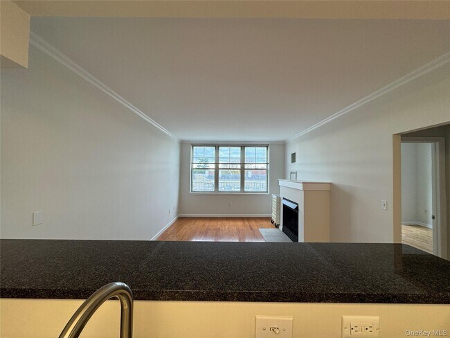 Photo - 300 Mamaroneck Ave Unidad #819