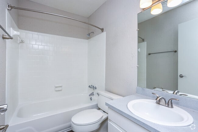 2BR, 1BA- 921 SF