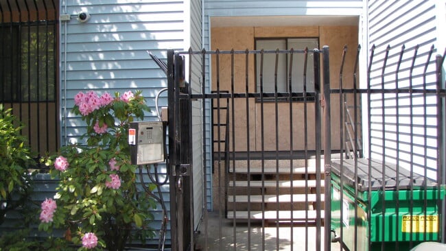 North entry - 625 SW 155th St Unit 106