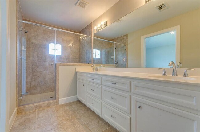 Photo - 612 E 38th St