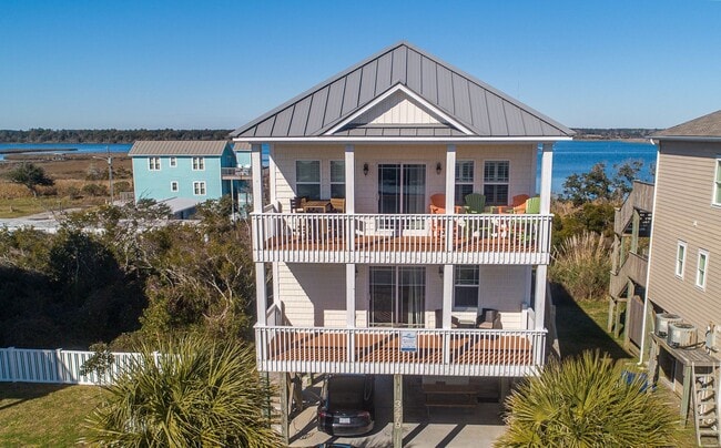 Photo - Loves Holiday @ 3279 Island Dr