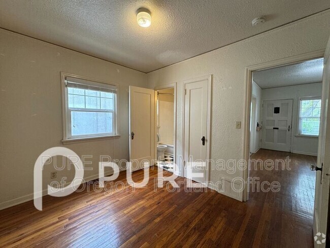 Building Photo - 715 NE 20th Ave Unit Apt 01