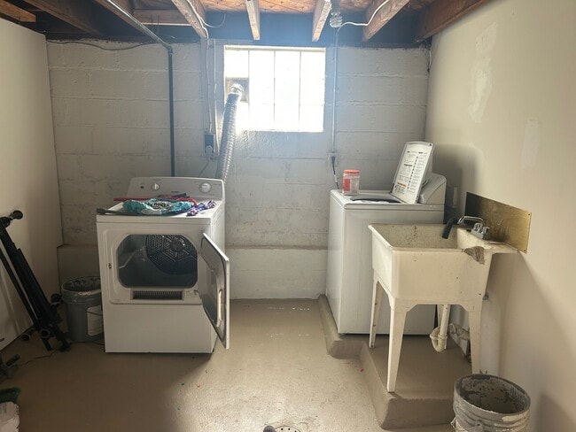 Full Laundry - 2624 Woodlawn Ave Unit 1st floor