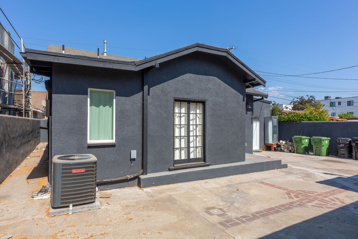 Photo - 3201 W 18th St (Los Angeles, CA)