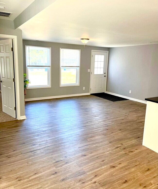 Photo - 1692 Victory Ave