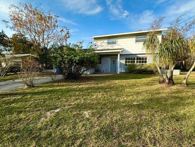 Photo - DeLand POOL-home: 4Bedrooms/2Baths - Perfect for family living!