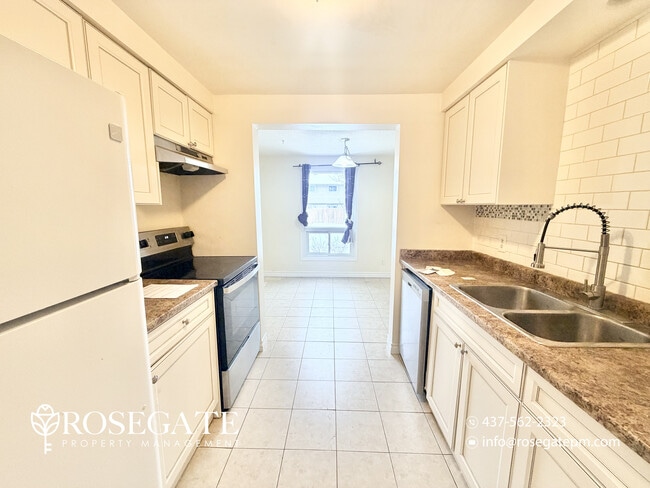 Photo - Bright 3-Bedroom Freehold Townhouse with Backyard & Included Internet in Guelph Unité 54