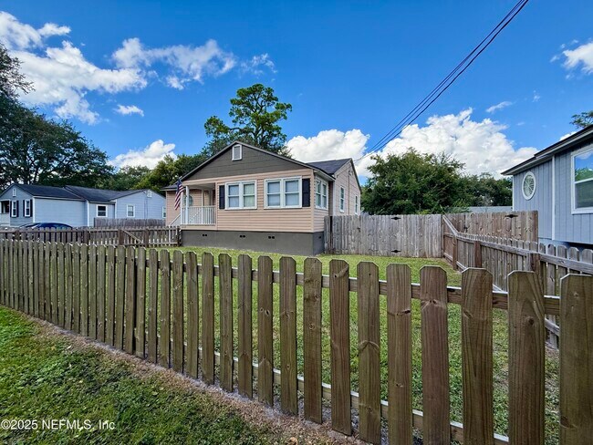 Photo - 2165 Sheridan St