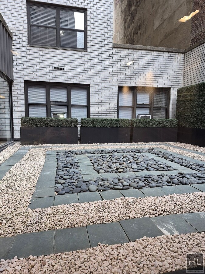 E 16 ST - E 16 ST Unit 16J