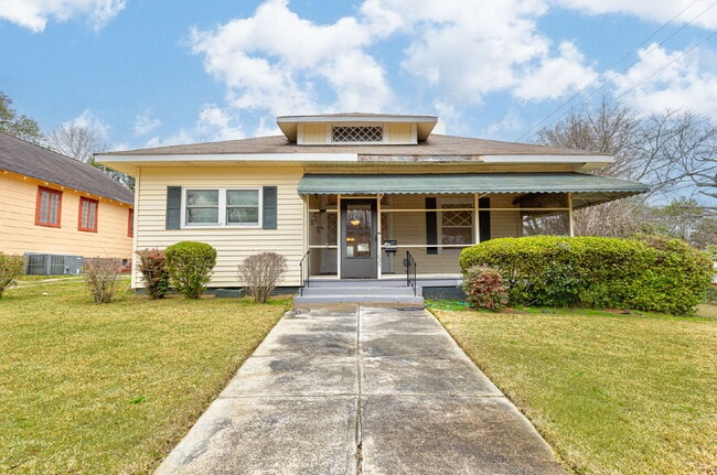 Photo - Stunning Renovated 4-Bedroom Home in Lakebottom with Screened Porch & Prime Location Near Fort Mo...