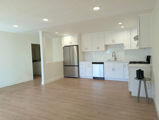 Cocina y comedor (vista desde la puerta principal) - 11959 Nebraska Ave Unidad 101