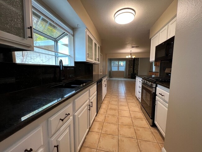 Photo - Charming Home With Detached Workshop And Studio!