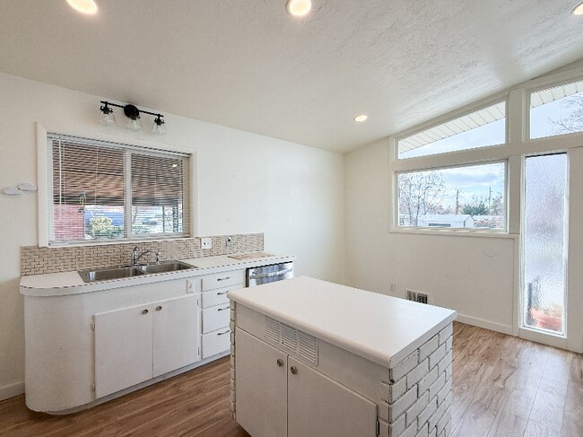 Photo - 3360 Gramercy Ave Unidad A