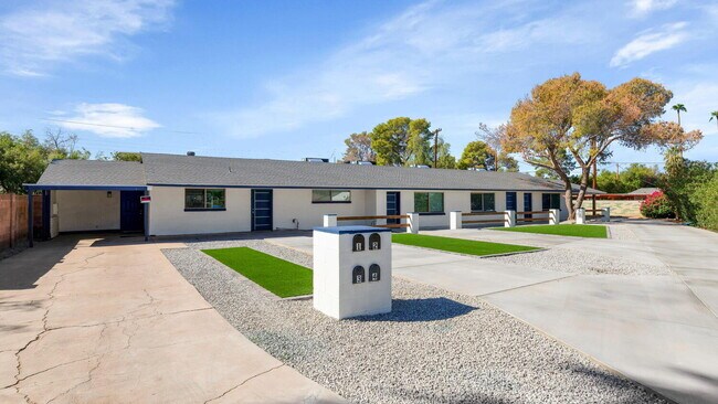 Building Photo - Remodeled 1BR with Private Yard + $250 Gif... Unit 2
