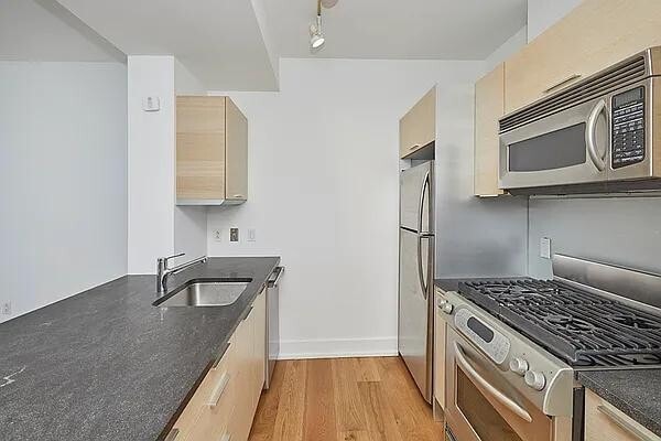 350 W 42nd St Unit 23-SS