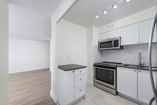 Photo - 120 Dundas St E