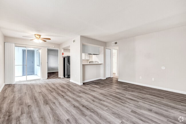 2BR, 2BA - 913SF - Oak - Living Room/Dining Room