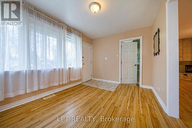 Photo - 206 Bayview Ave