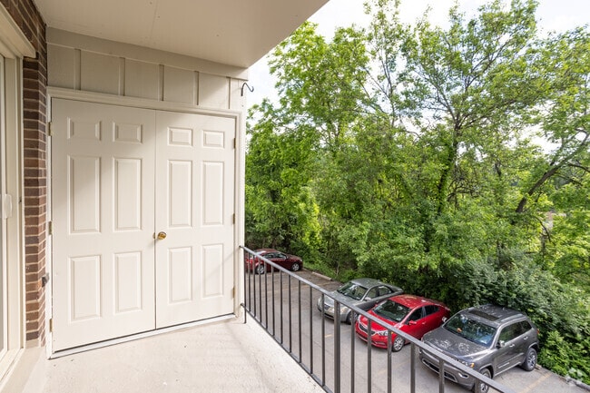 2BR, 1BA - 750SF - Balcony