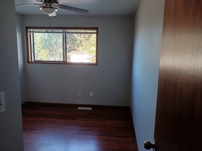 Building Photo - 127 NE 164th St Unit bedroom 3 Rental