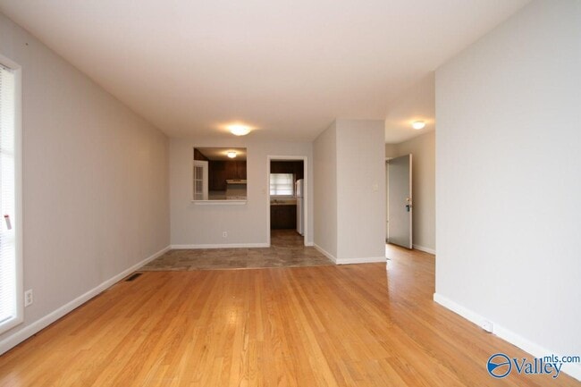 Photo - 417 Greenacres Dr NW