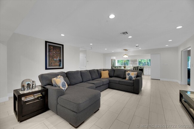Photo - 2633 NE 3rd Ave