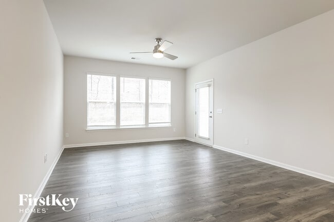 Photo - 586 Hillpark Ln