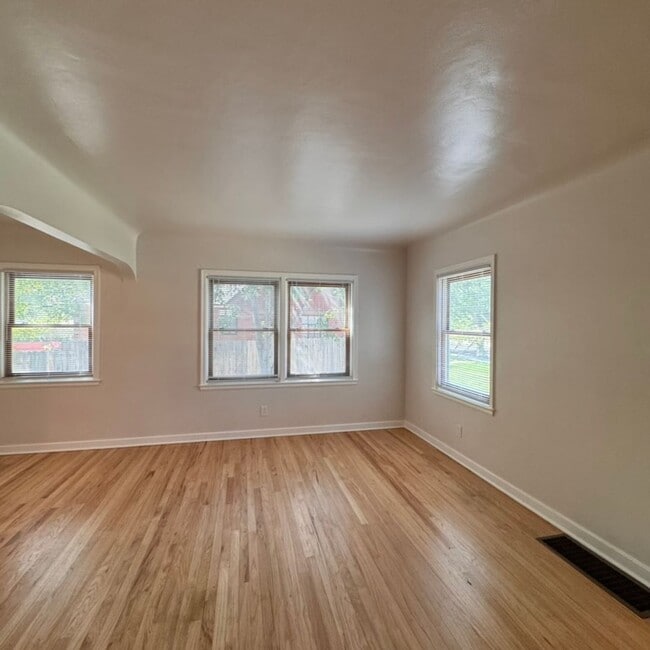Photo - 1290 Gordon Ave
