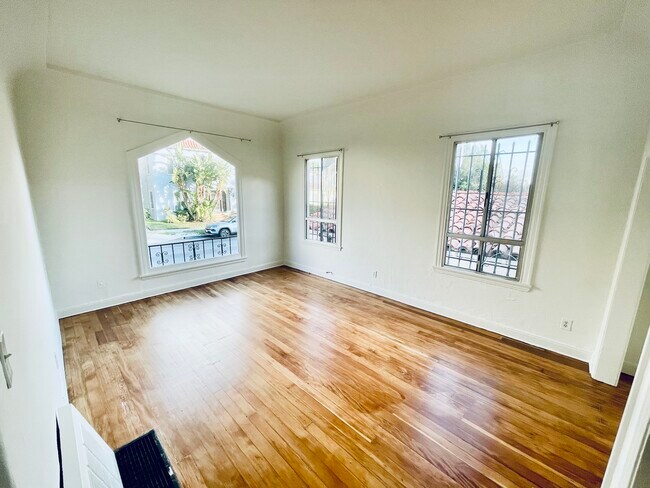 637 #2 Living Area - 637-637 N SPAULDING AVE