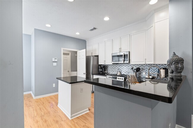 Photo - 30 Endor Forest Pl