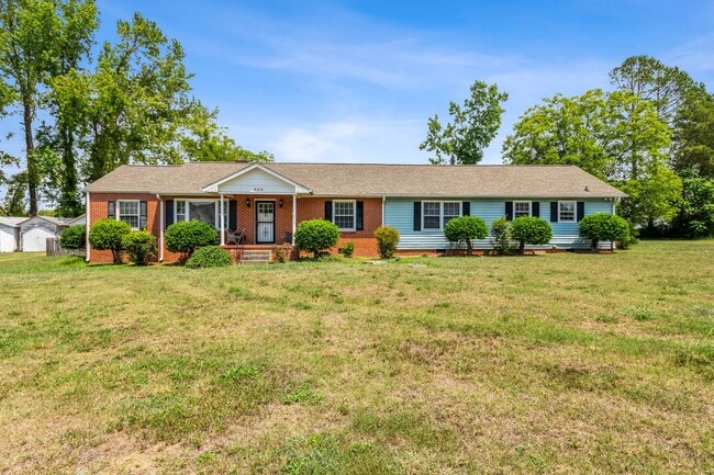 Building Photo - Large Renovated Ranch Home, Two Kitchens & Two Living Areas, Hardwood Flooring, Deck, Fenced!